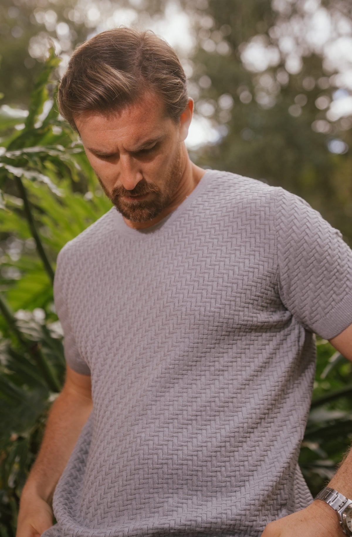 Camiseta Tricot Texturizada Cinza Claro, entre folhagens