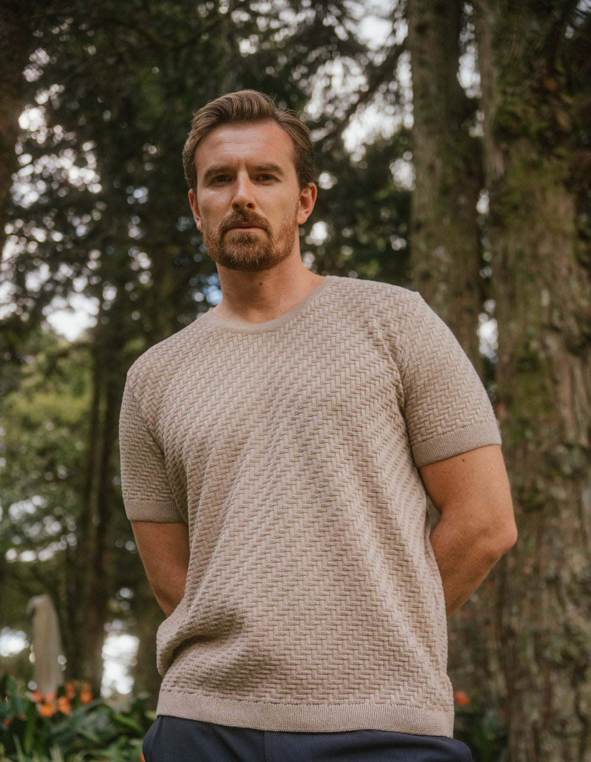 Camiseta Tricot Texturizada Bege, no jardim